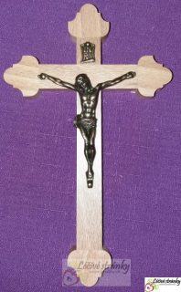 Dřevěný kříž, ozdobné trámky